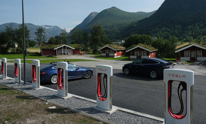 Một điểm sạc của Tesla ở Na Uy Trạm sạc xe điện Tesla tại Na Uy