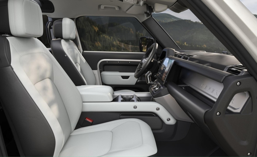 Khoang lái Defender facelift Nội thất nâng cấp với màn hình lớn và không gian chứa đồ