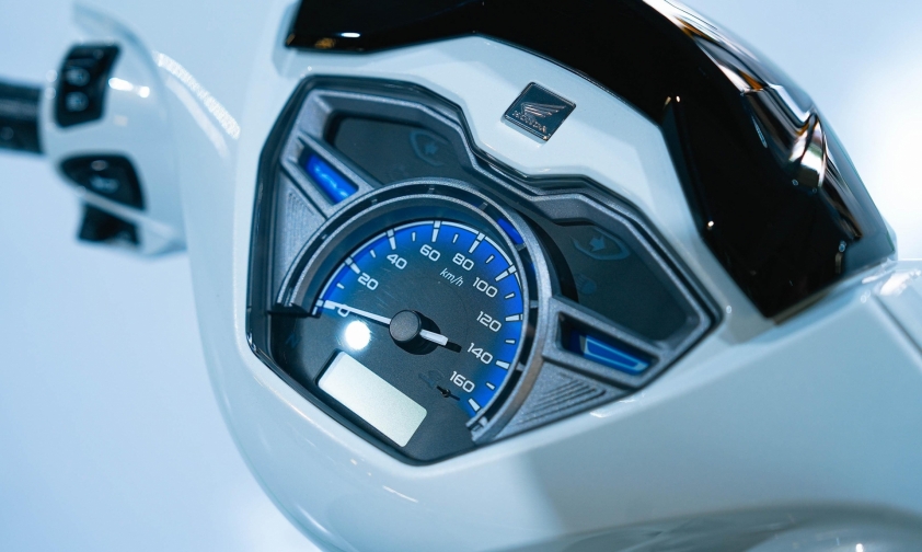 Tiện ích trên Honda Wave 125R Khoang chứa đồ và cổng sạc Type-C