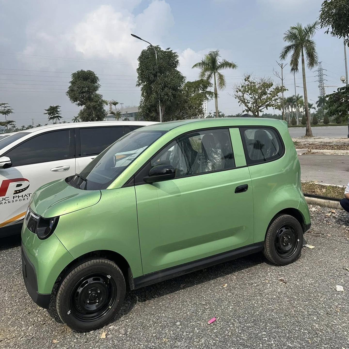 VinFast Minio Green tại đại lý Xe VinFast Minio Green xếp hàng tại đại lý