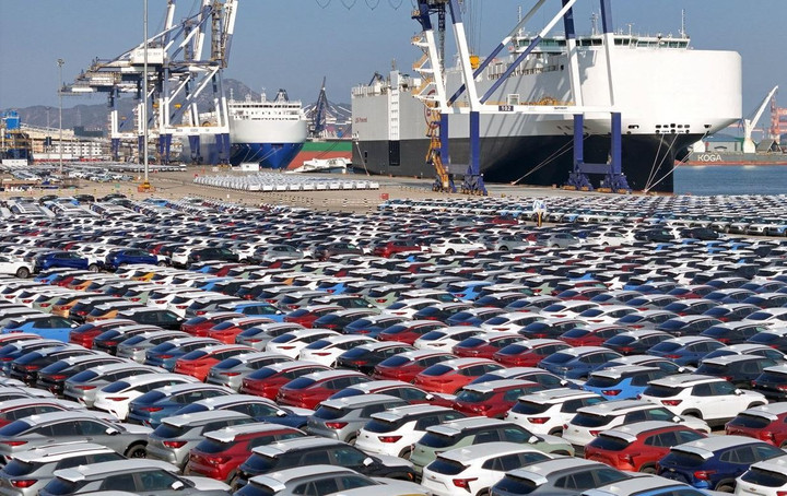 Ô tô chuẩn bị xuất khẩu tại một hải cảng ở tỉnh Sơn Đông, Trung Quốc Hải cảng xuất khẩu ô tô Sơn Đông Trung Quốc