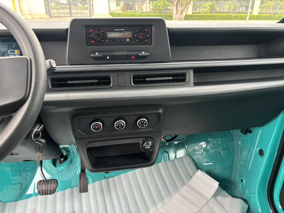 Khu vực trung tâm với radio và điều hòa 3 núm xoay Radio và điều hòa chỉnh cơ trên EC Van