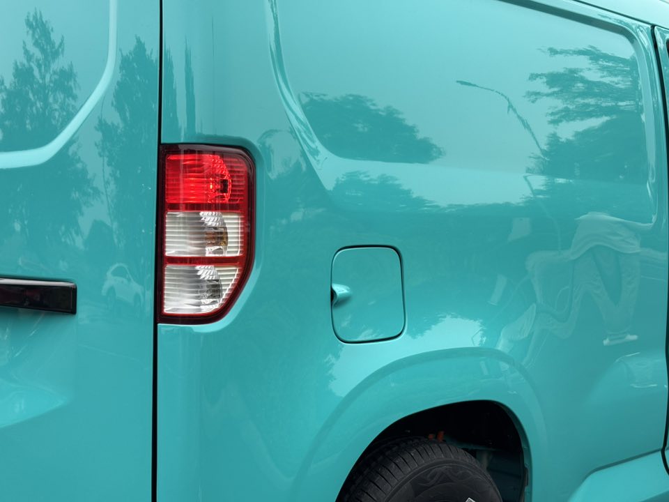 Đèn hậu 3 tầng bóng halogen của VinFast EC Van Cụm đèn hậu 3 tầng đặt dọc