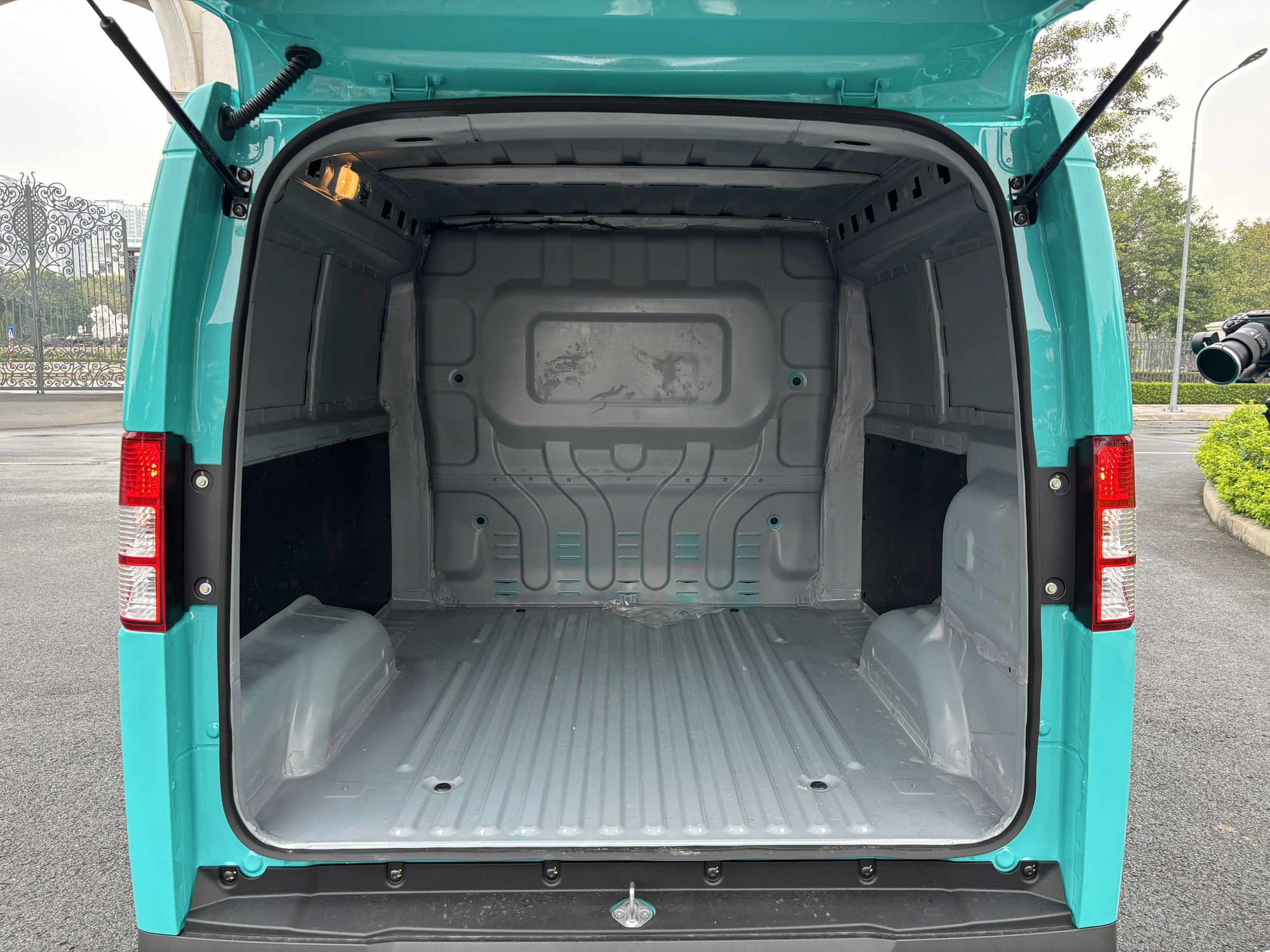 Thùng hàng rộng rãi của VinFast EC Van Khoang chứa đồ dung tích lớn phía sau xe