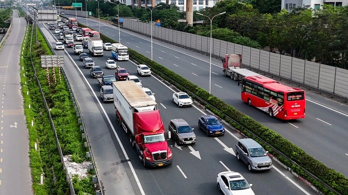 Xe cộ ùn tắc trên đường phố